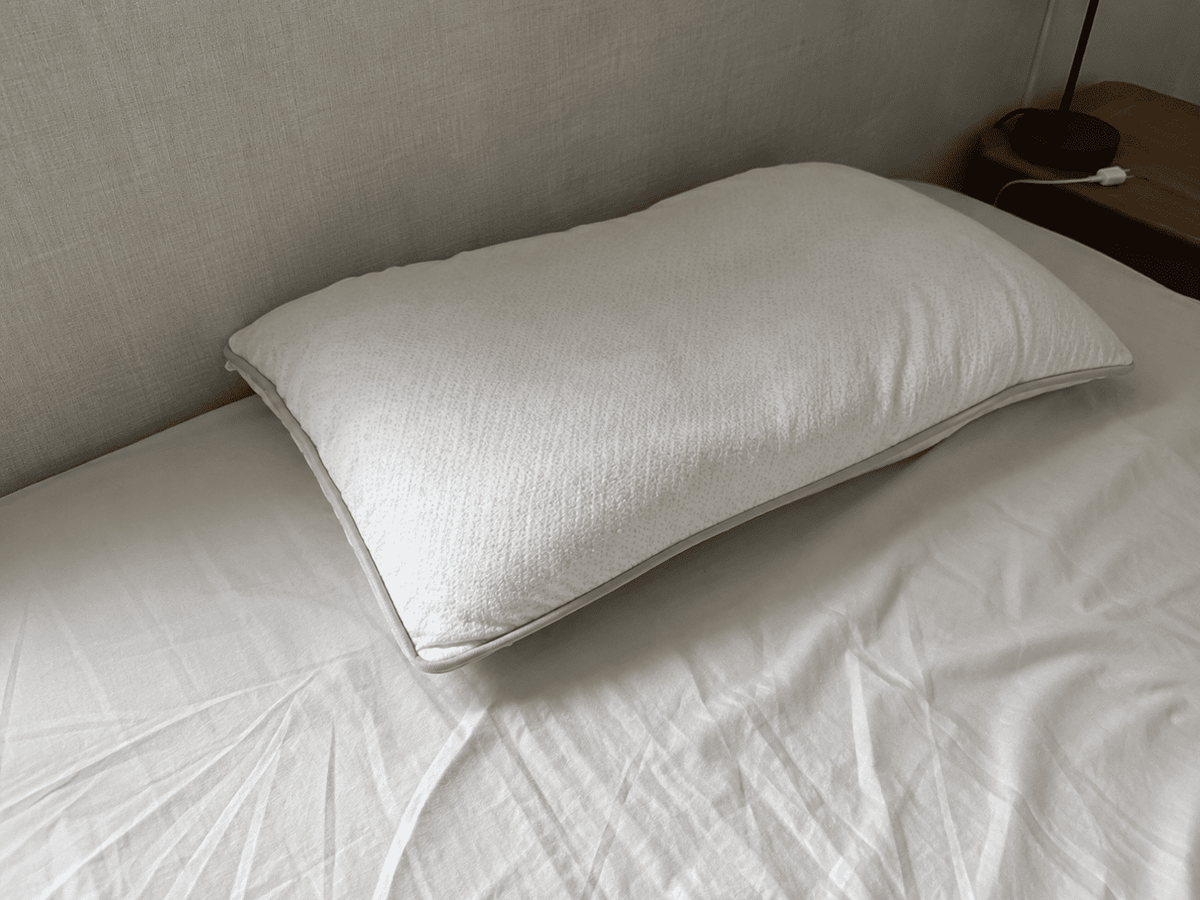 Frisches Memory-Foam-Kissen zu Beginn der Nacht